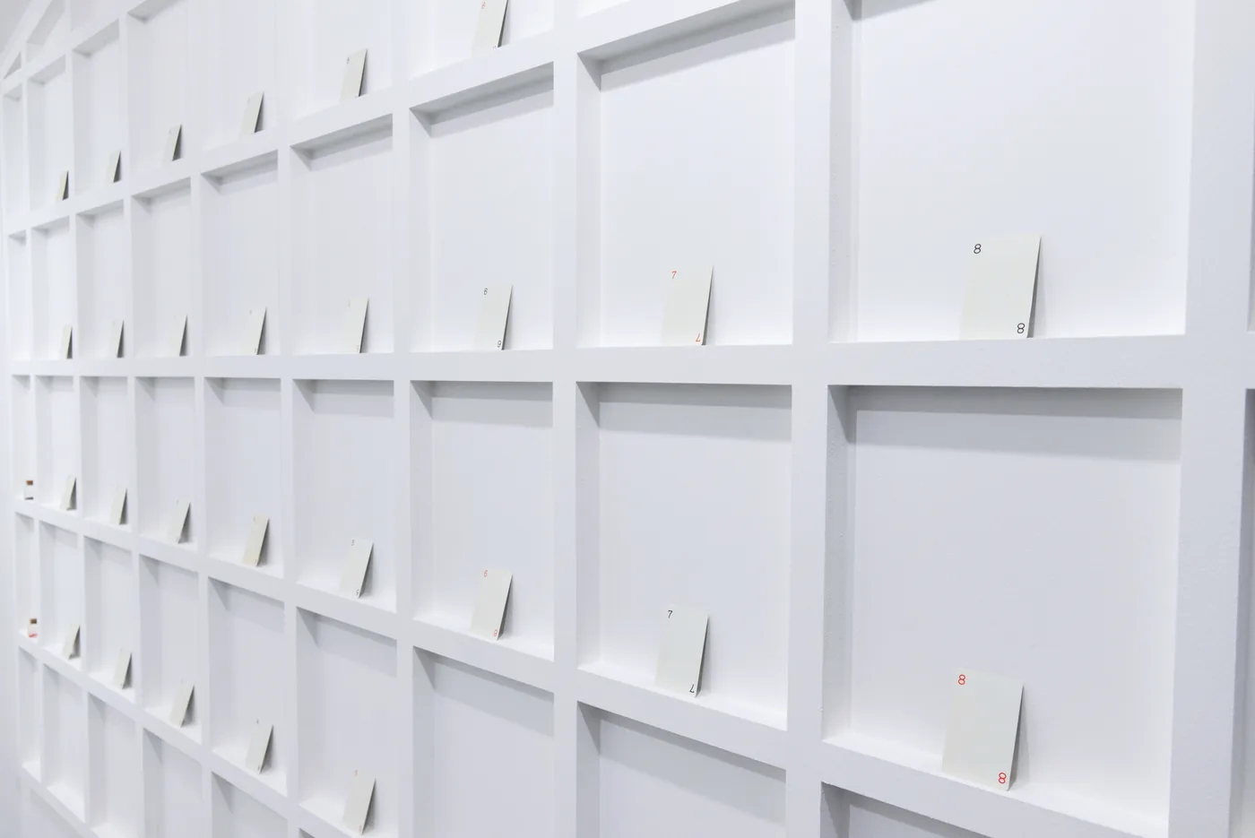 긁어낸 상징 — installation detail 1