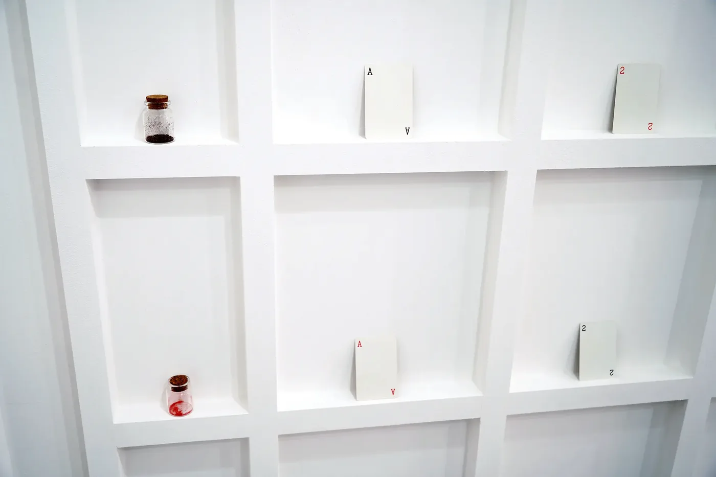 긁어낸 상징 — installation detail 3