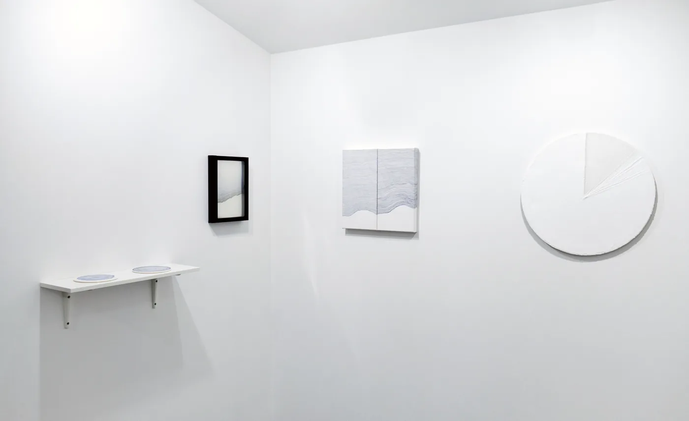 문질문질문 — installation view of the white-cube gallery